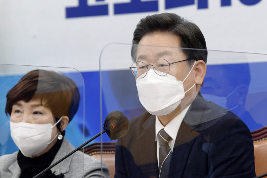 이재명 더불어민주당 대선 후보가 21일 서울 여의도 국회에서 열린 'K-방역! 과학방역으로 한 단계 진화합니다' 코로나19 위기대응특위 긴급점검회의에서 발언하고 있다.   [국회사진기자단]
